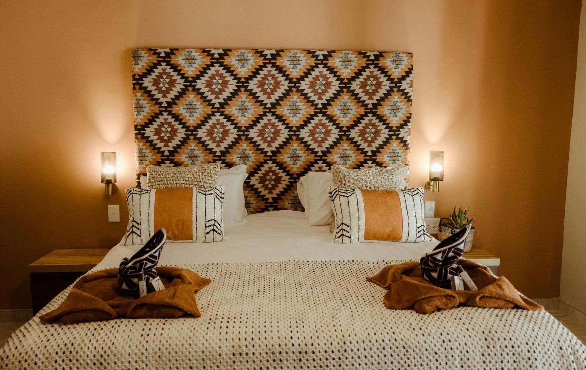 Out Of Africa Town Lodge Очиваронго Екстер'єр фото